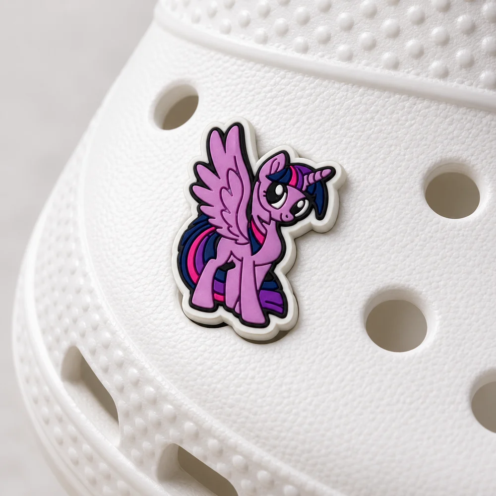 Jibbitz Twilight Sparkle ailée clipsé sur une Crocs blanche