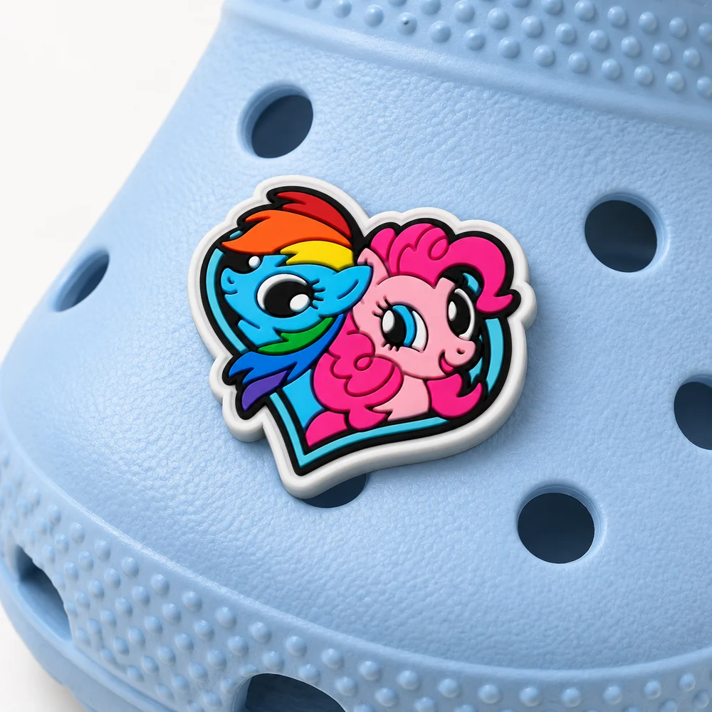Jibbitz cœur Rainbow Dash et Pinkie Pie clipsé sur une Crocs bleu ciel