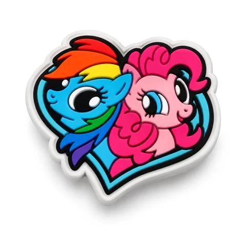 Jibbitz Rainbow Dash et Pinkie Pie joue contre joue dans un cœur bleu turquoise