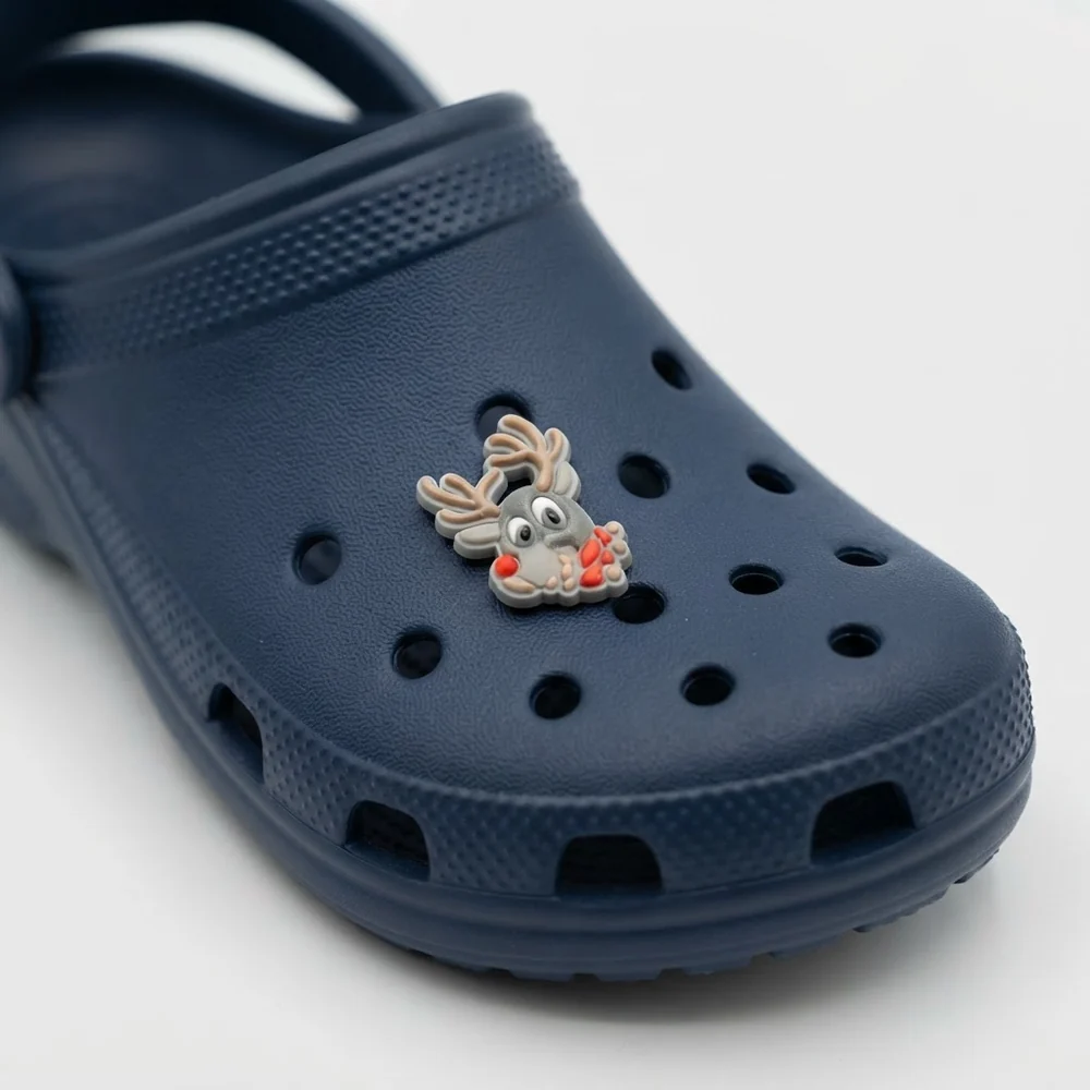 Jibbitz renne au nez rouge clipsé sur une Crocs