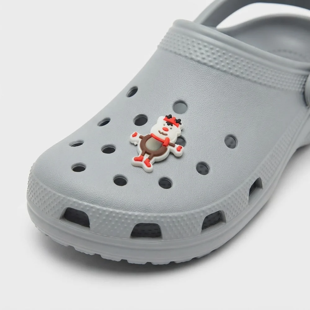 Jibbitz renne en écharpe porté sur une Crocs