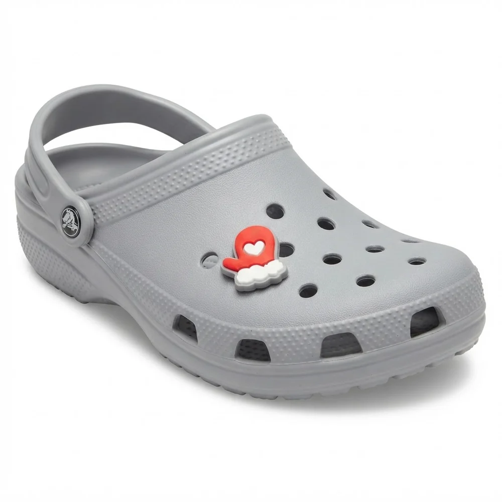 Jibbitz moufle cœur porté sur une Crocs