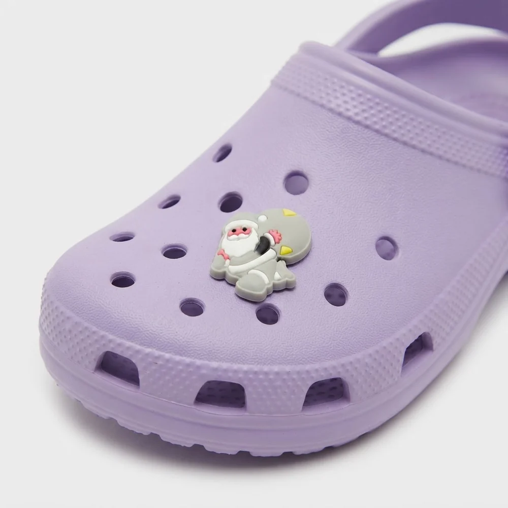 Jibbitz père Noël clipsé sur une Crocs