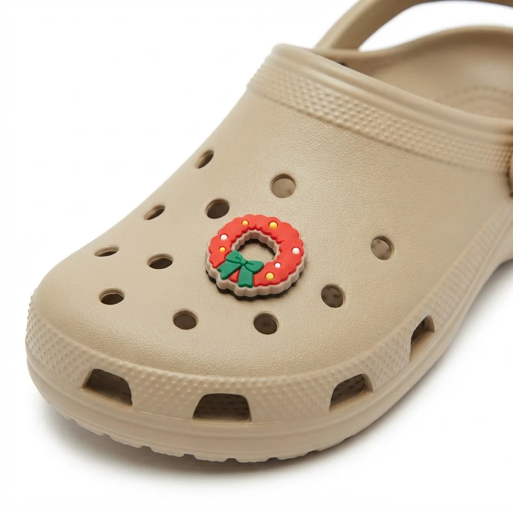 Jibbitz couronne de Noël porté sur une Crocs