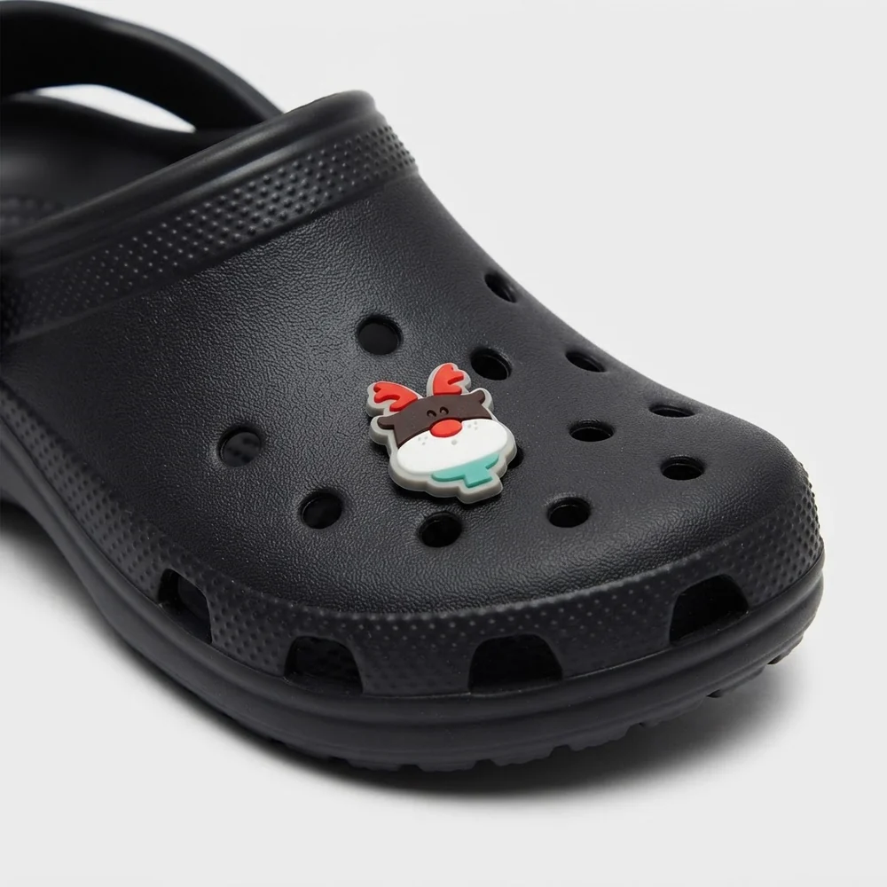 Jibbitz renne aux bois rouges clipsé sur une Crocs