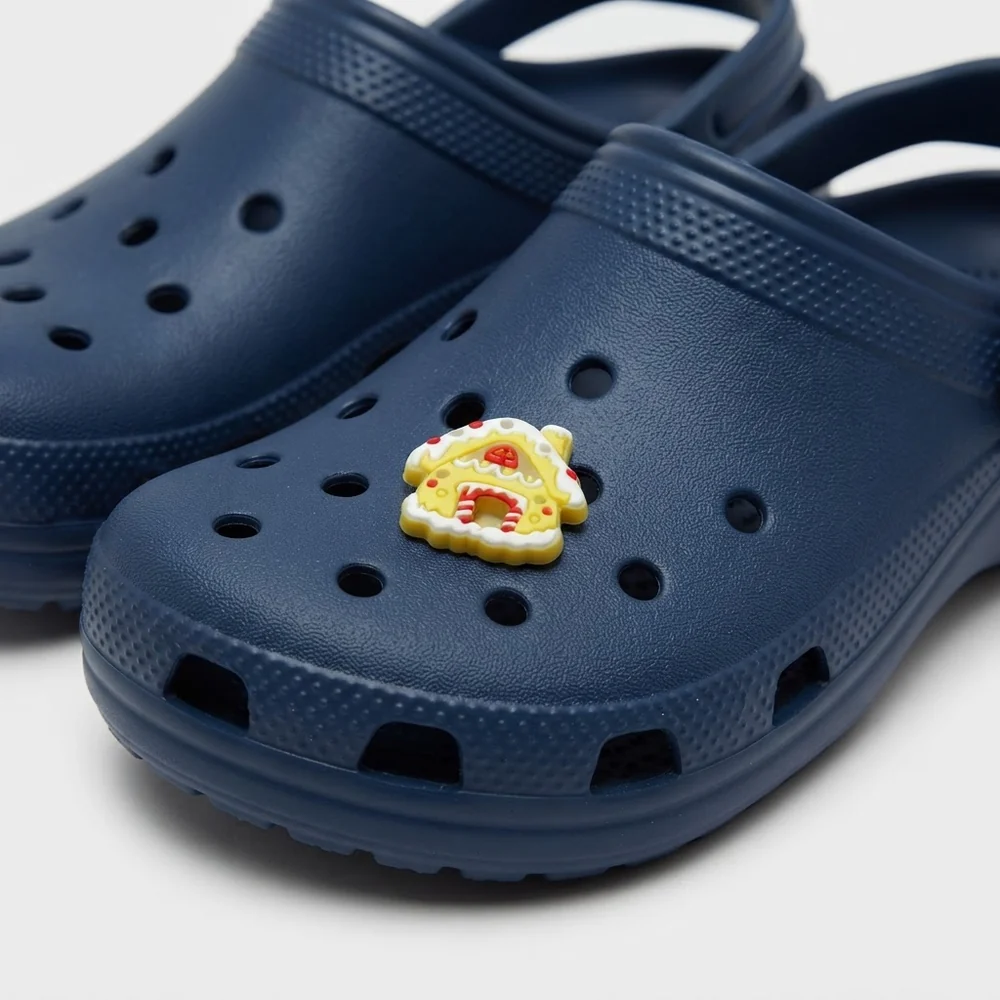 Jibbitz maison en pain d'épices porté sur une Crocs