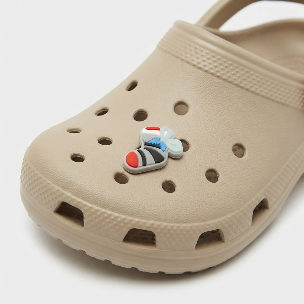 Jibbitz chaussette de Noël clipsé sur une Crocs