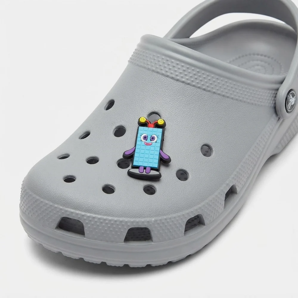 Jibbitz Numberblocks bleu à antennes clipsé sur une Crocs d'enfant