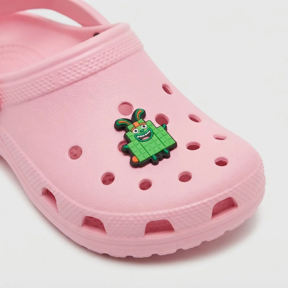 Jibbitz Numberblocks vert à oreilles de lapin sur une Crocs