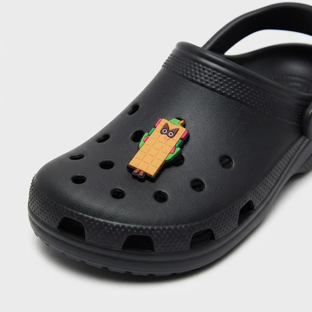 Charm Numberblocks masqué au chapeau vert clipsé sur une Crocs