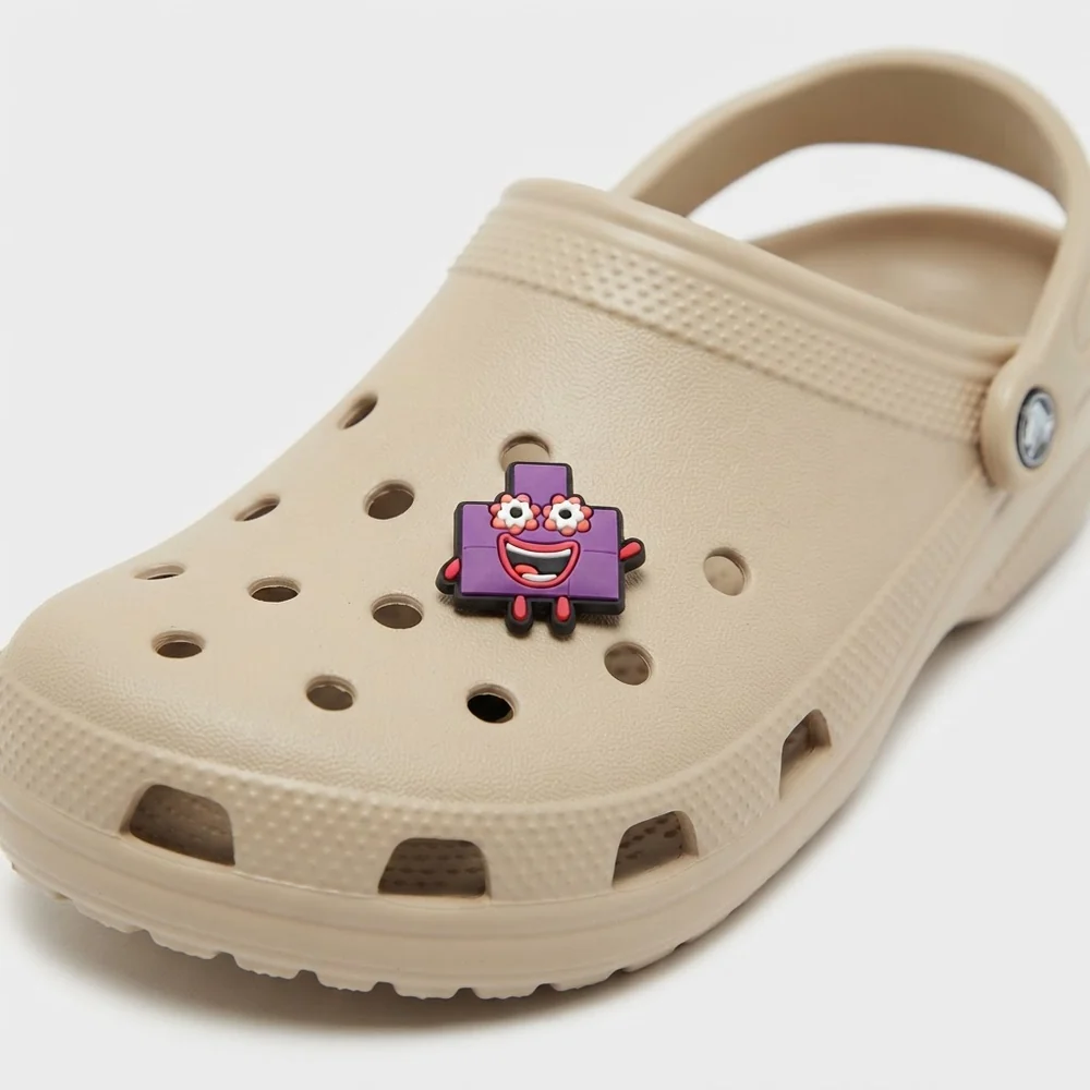 Jibbitz Numberblocks violet yeux fleurs porté sur une Crocs