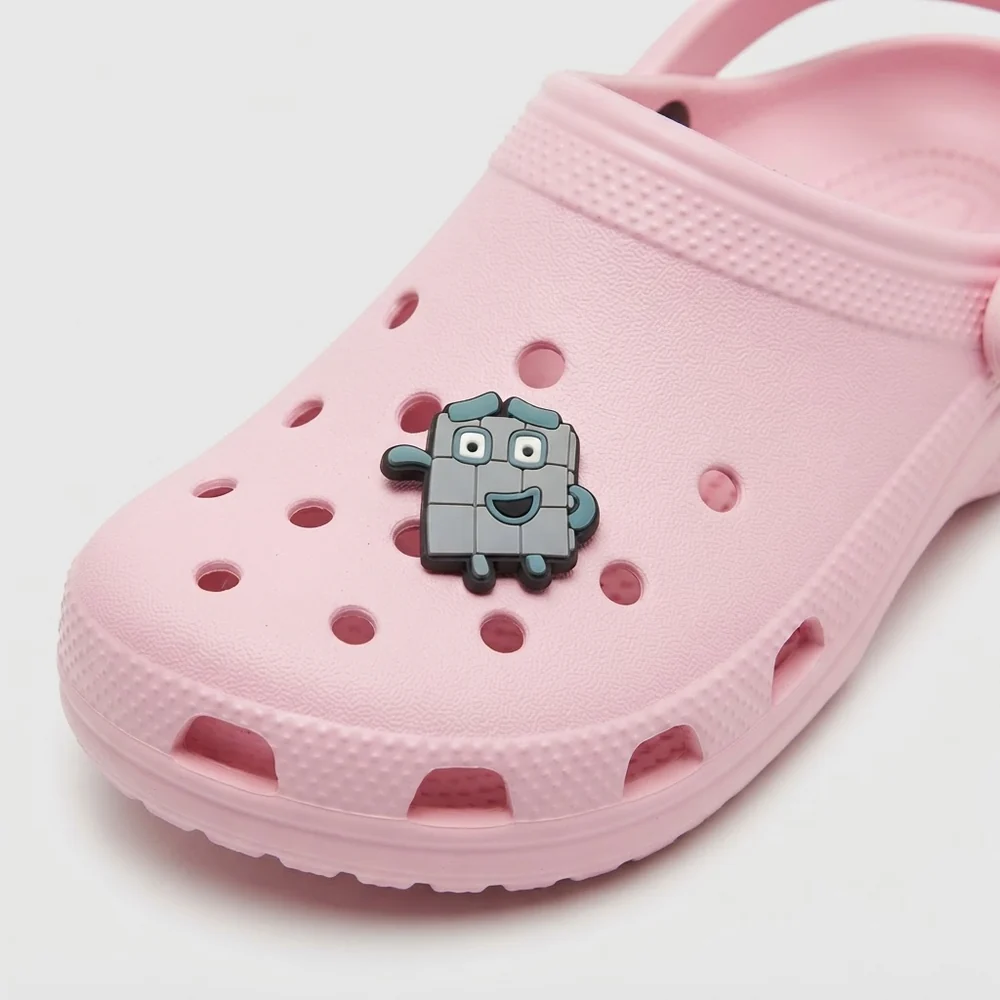 Charm Numberblocks gris carré clipsé sur une Crocs d'enfant