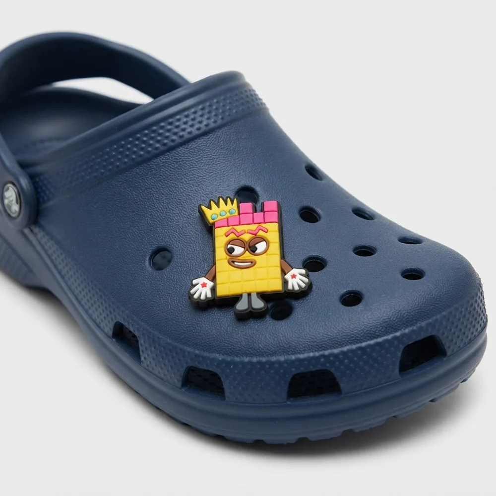 Jibbitz Numberblocks jaune couronné sur une Crocs d'enfant