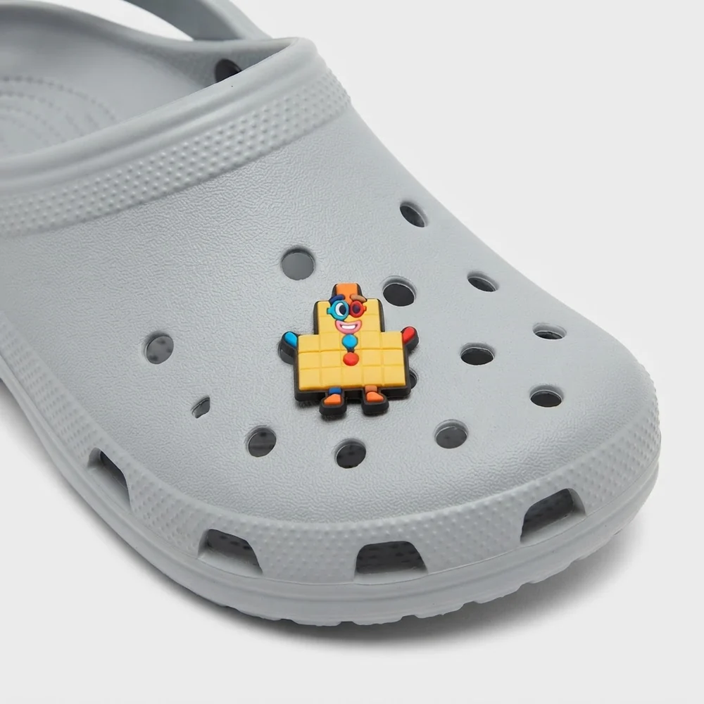 Charm Numberblocks orange multicolore clipsé sur une Crocs