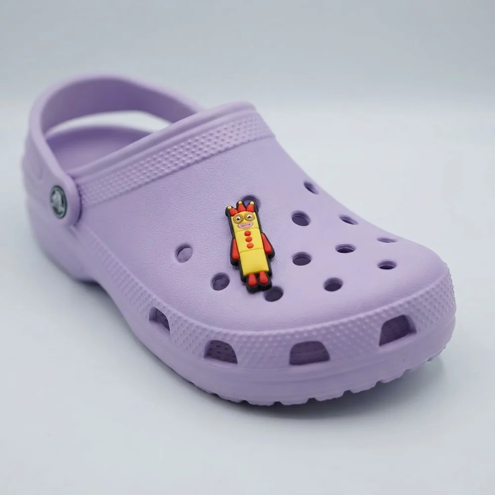 Jibbitz Numberblocks bouffon au bonnet rouge sur une Crocs
