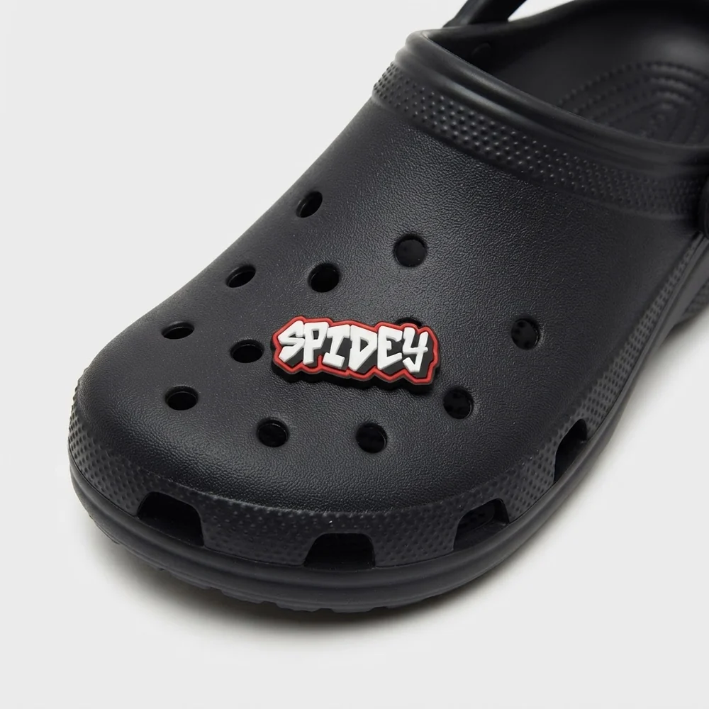 Jibbitz Spidey graffiti clipsé sur une Crocs