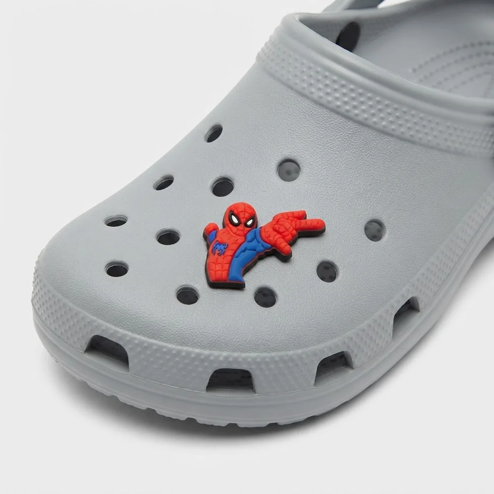 Jibbitz Spider-Man qui lance sa toile clipsé sur une Crocs