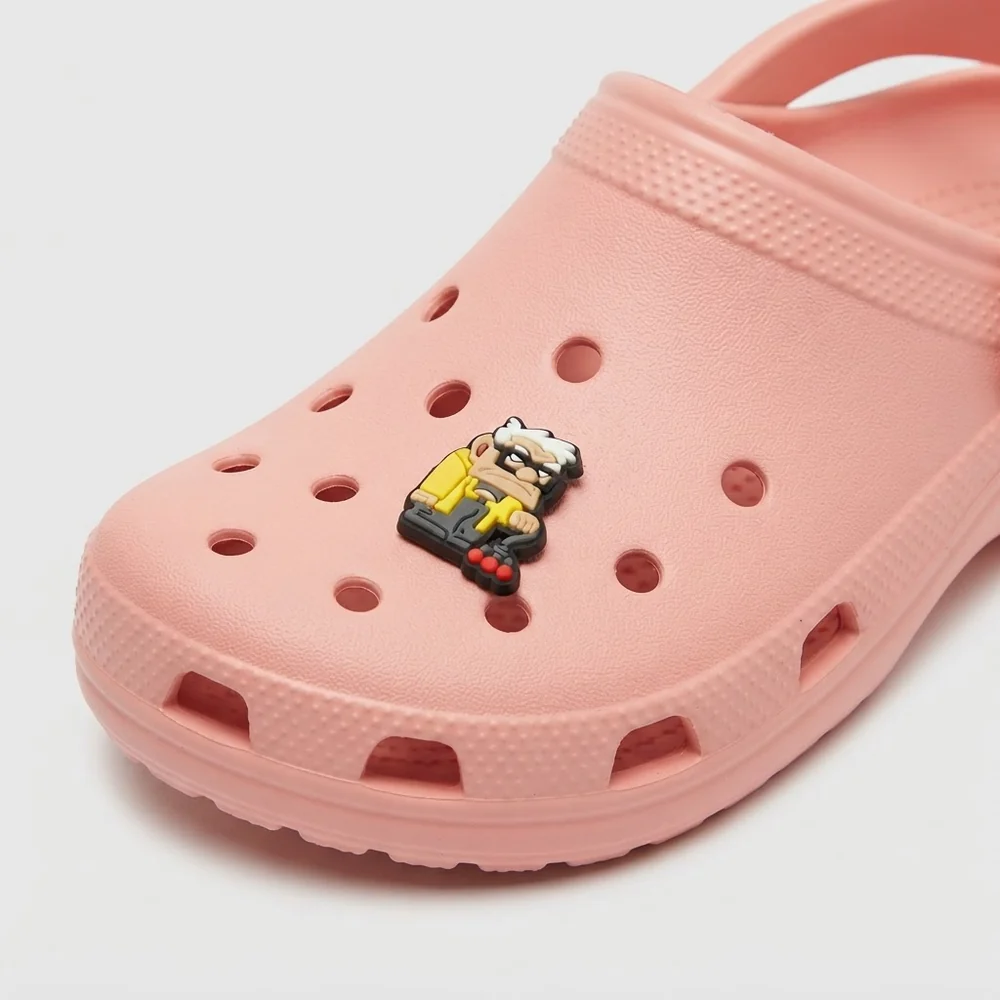Jibbitz Carl de Là-haut avec sa canne clipsé sur une Crocs