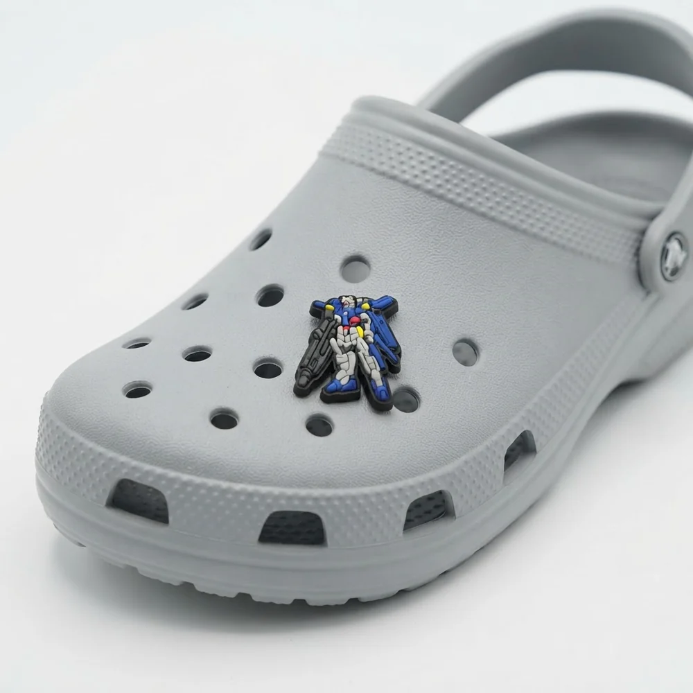 Jibbitz Gundam bleu clipsé sur une Crocs