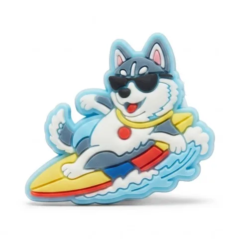 Jibbitz husky en lunettes de soleil qui surfe sur une vague, planche jaune et rouge