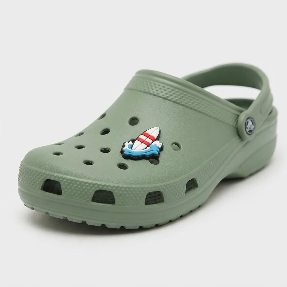 Charm planche de surf sur la vague porté sur une Crocs