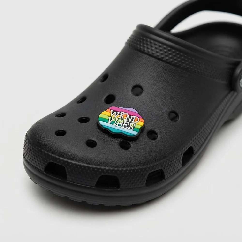 Jibbitz WKND VIBES arc-en-ciel clipsé sur une Crocs