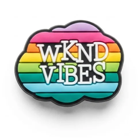 Jibbitz nuage rayé arc-en-ciel avec le texte WKND VIBES en lettres blanches