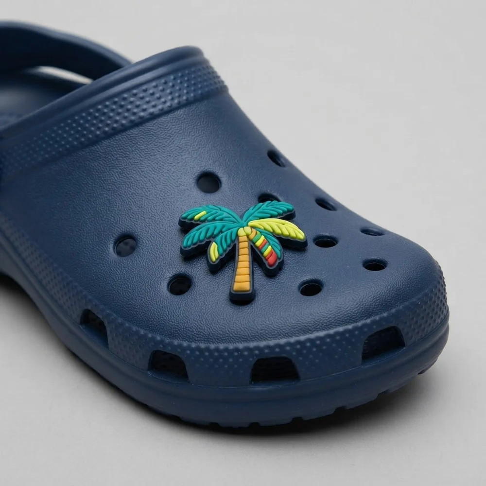 Charm palmier tropical porté sur une Crocs