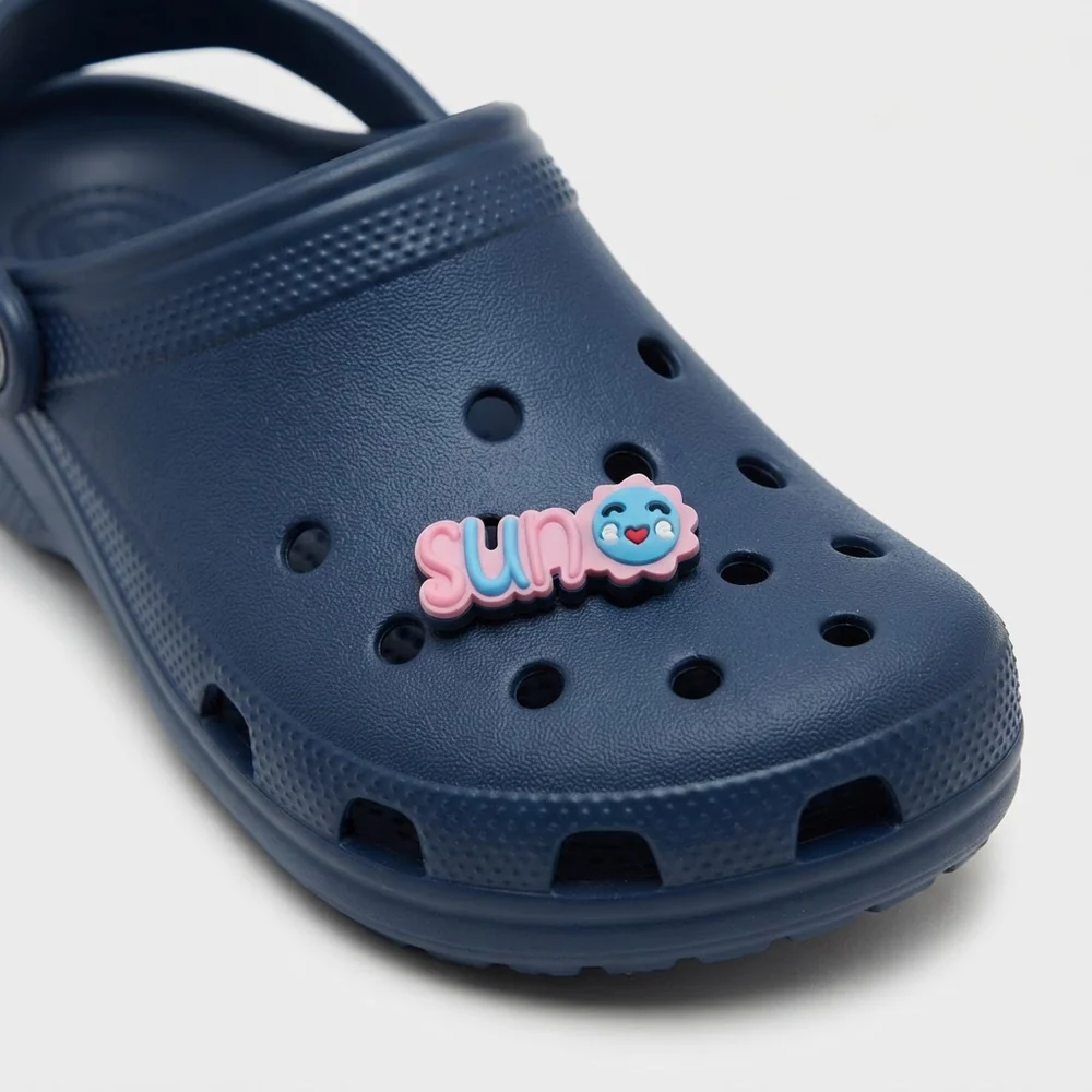 Charm SUN et soleil souriant porté sur une Crocs