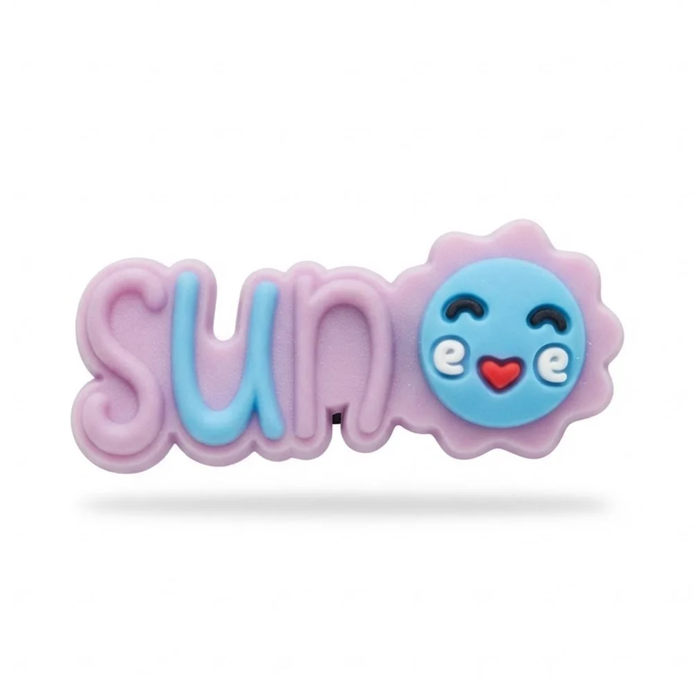 Jibbitz SUN en lettres pastel avec un soleil bleu souriant à bouche en cœur