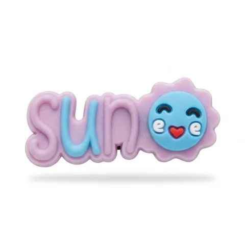 Jibbitz SUN en lettres pastel avec un soleil bleu souriant à bouche en cœur