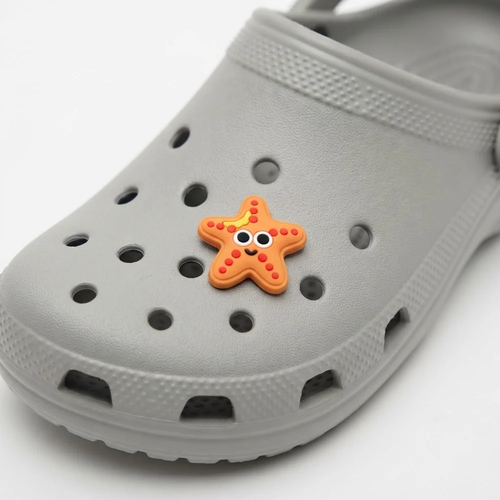 Jibbitz étoile de mer souriante clipsé sur une Crocs