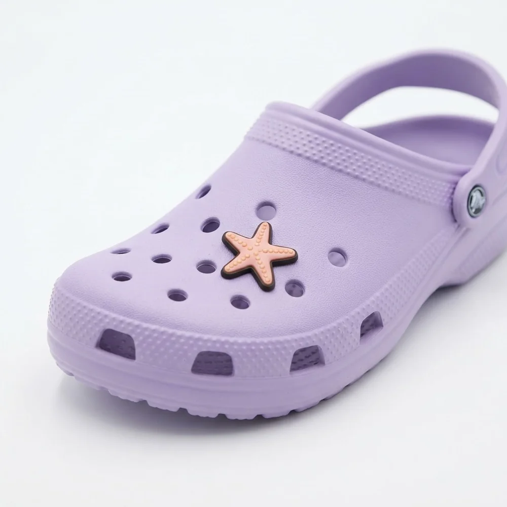 Charm étoile de mer classique porté sur une Crocs