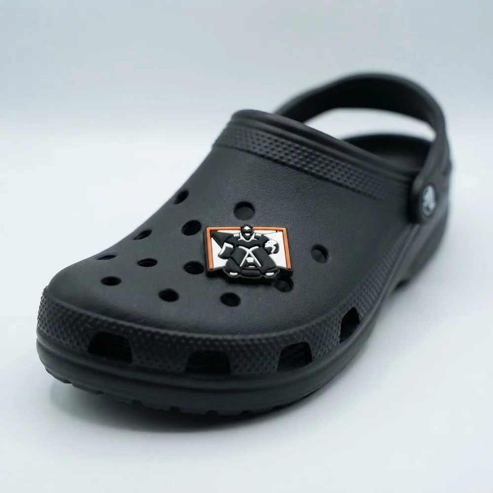 Jibbitz gardien de hockey dans sa cage clipsé sur une Crocs