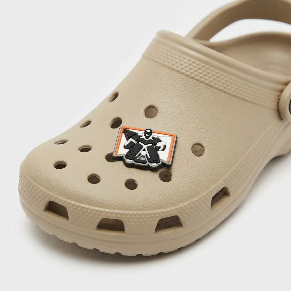 Jibbitz gardien de hockey fluo clipsé sur une Crocs