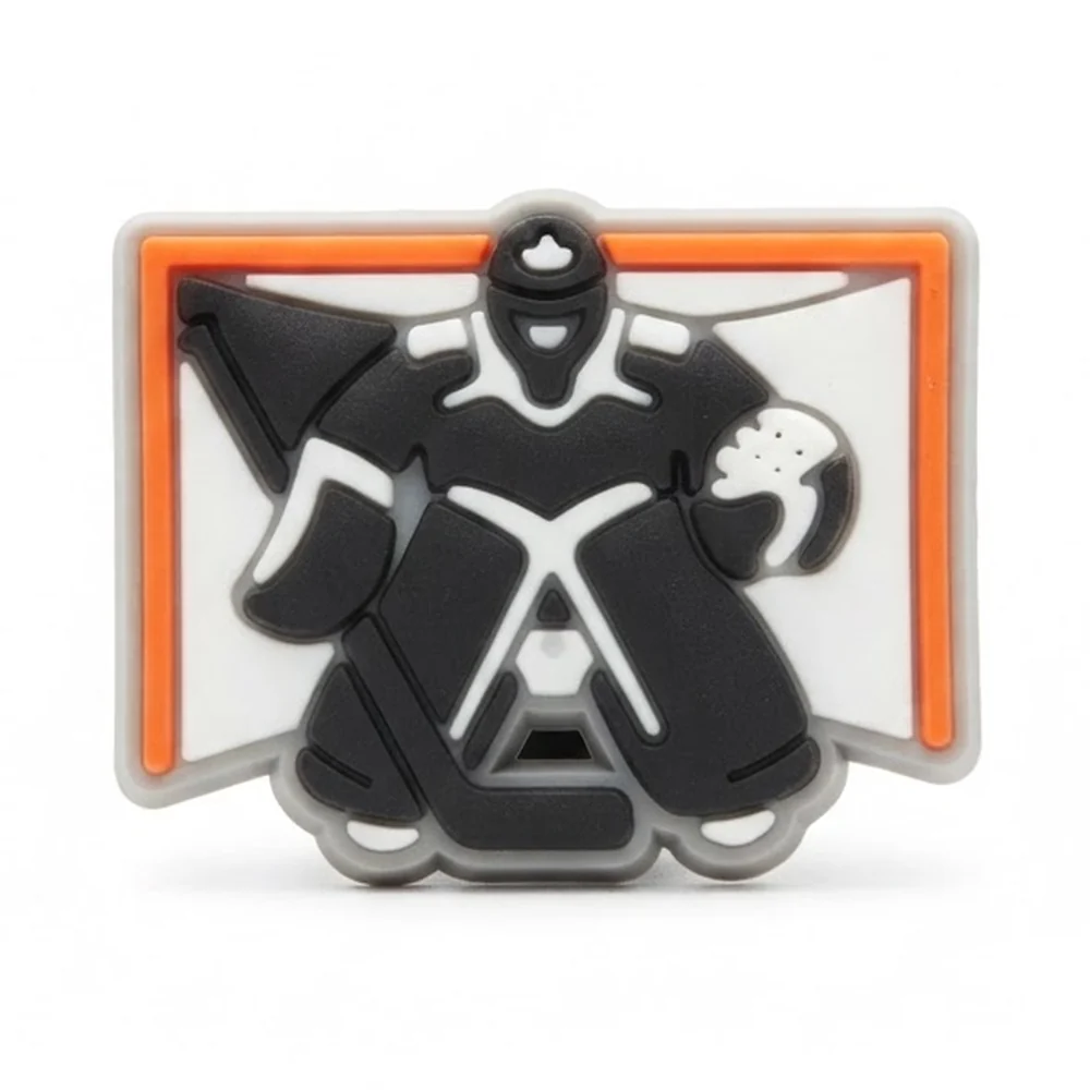 Jibbitz gardien de hockey noir et blanc devant une cage au cadre orange, version fluo