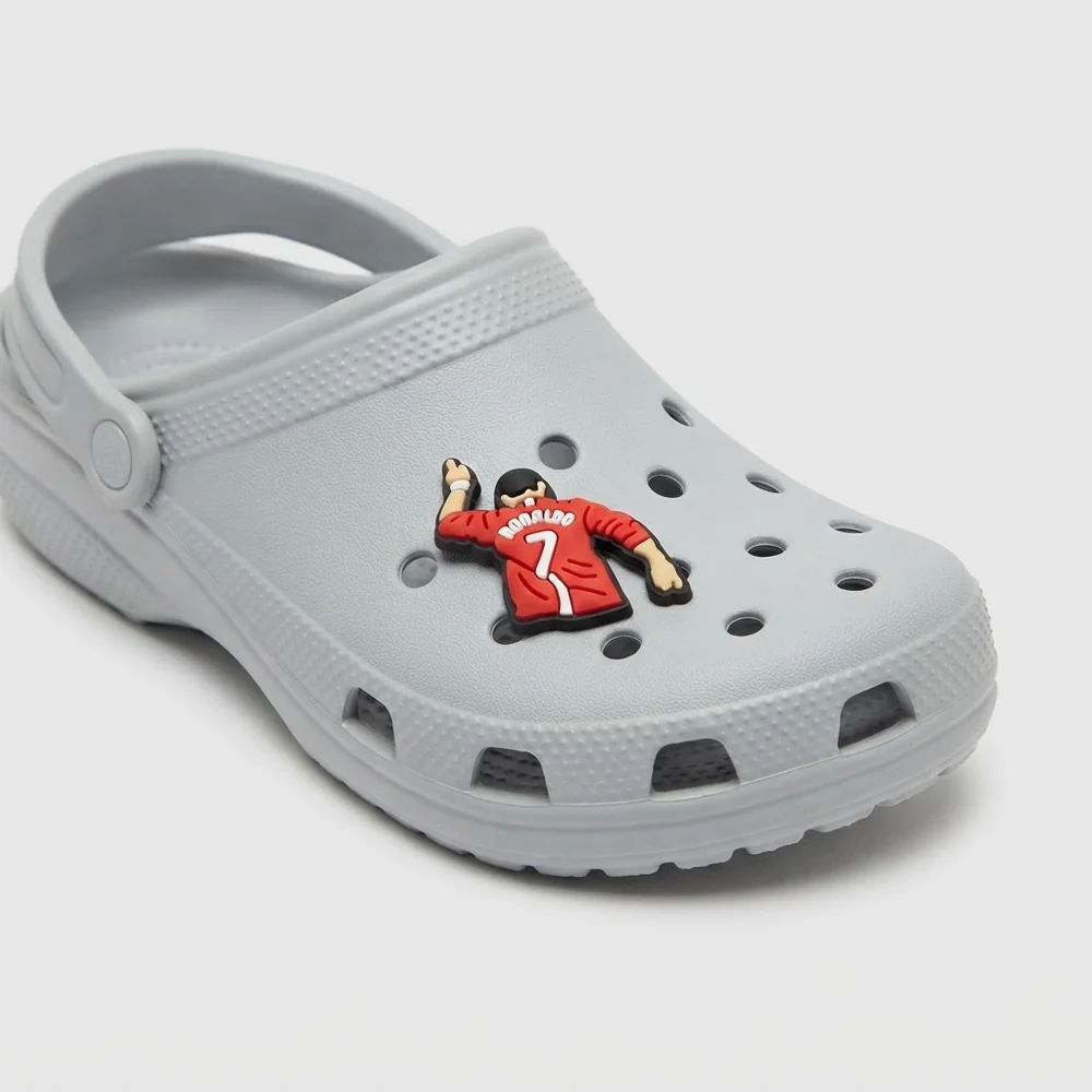 Jibbitz joueur au maillot rouge n°7 clipsé sur une Crocs