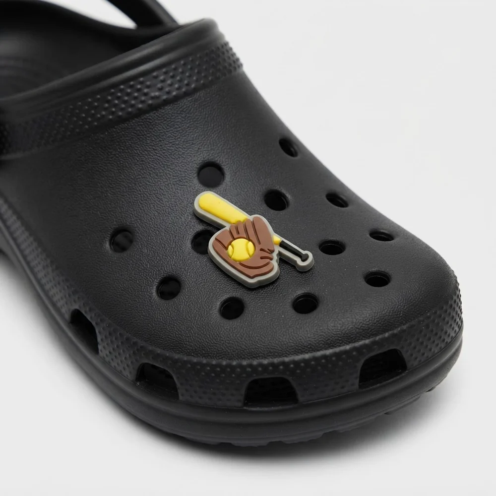 Jibbitz batte et gant de baseball fluo clipsé sur une Crocs