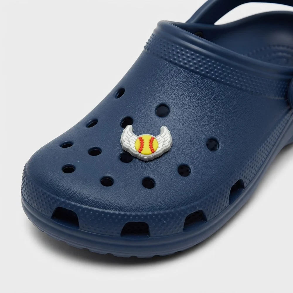 Jibbitz balle de baseball ailée fluo portée sur une Crocs