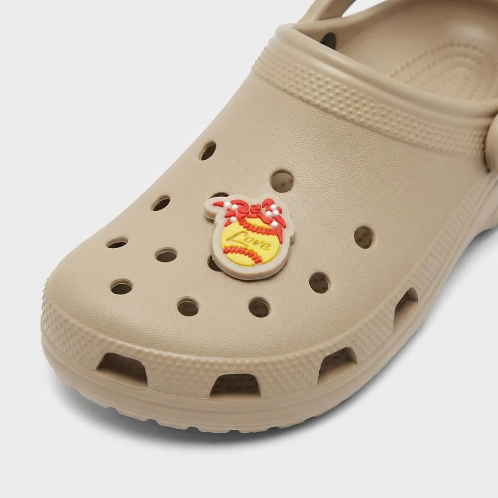 Jibbitz balle Love à nœud rouge fluo clipsé sur une Crocs