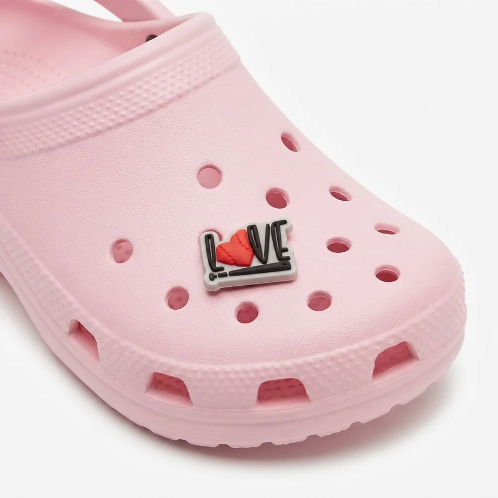 Jibbitz LOVE cœur et batte de baseball fluo clipsé sur une Crocs