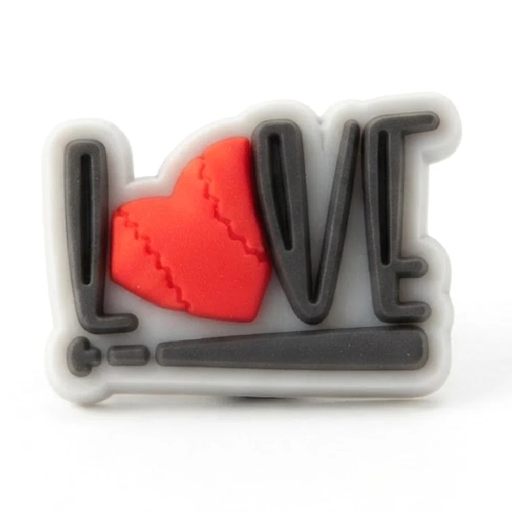 Jibbitz LOVE fluo en lettres noires avec cœur rouge cousu façon balle et batte de baseball