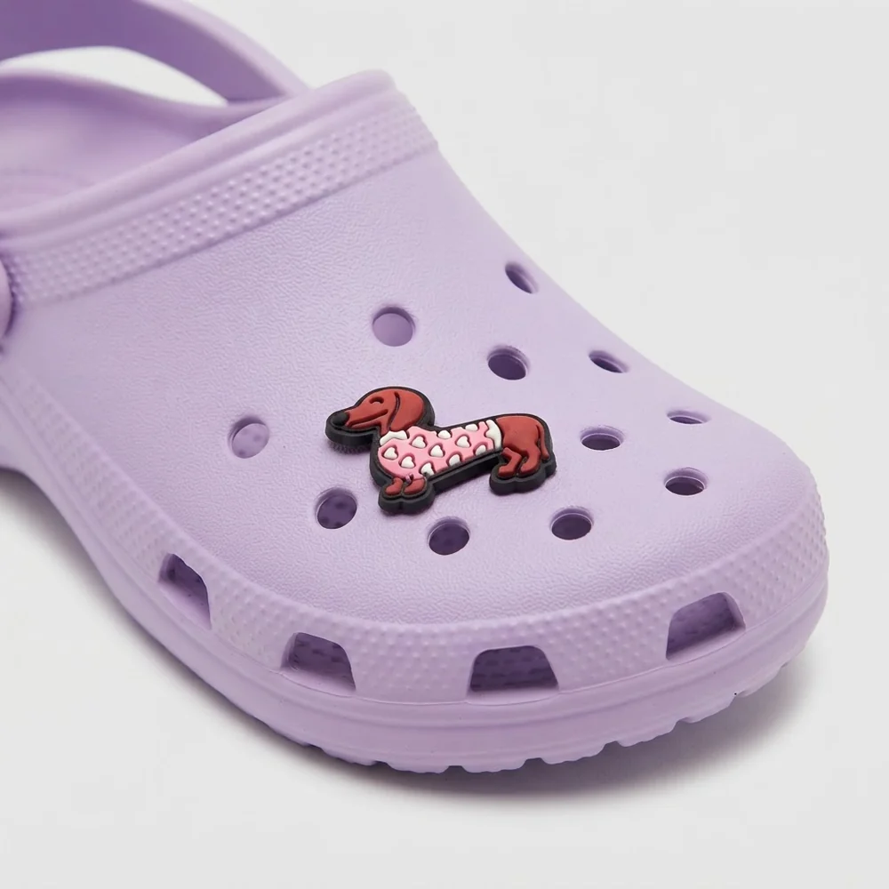 Jibbitz teckel pull rose à cœurs clipsé sur une Crocs