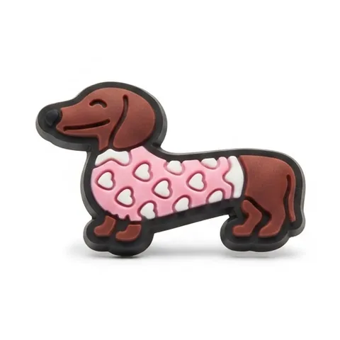 Jibbitz teckel marron en pull rose décoré de petits cœurs blancs