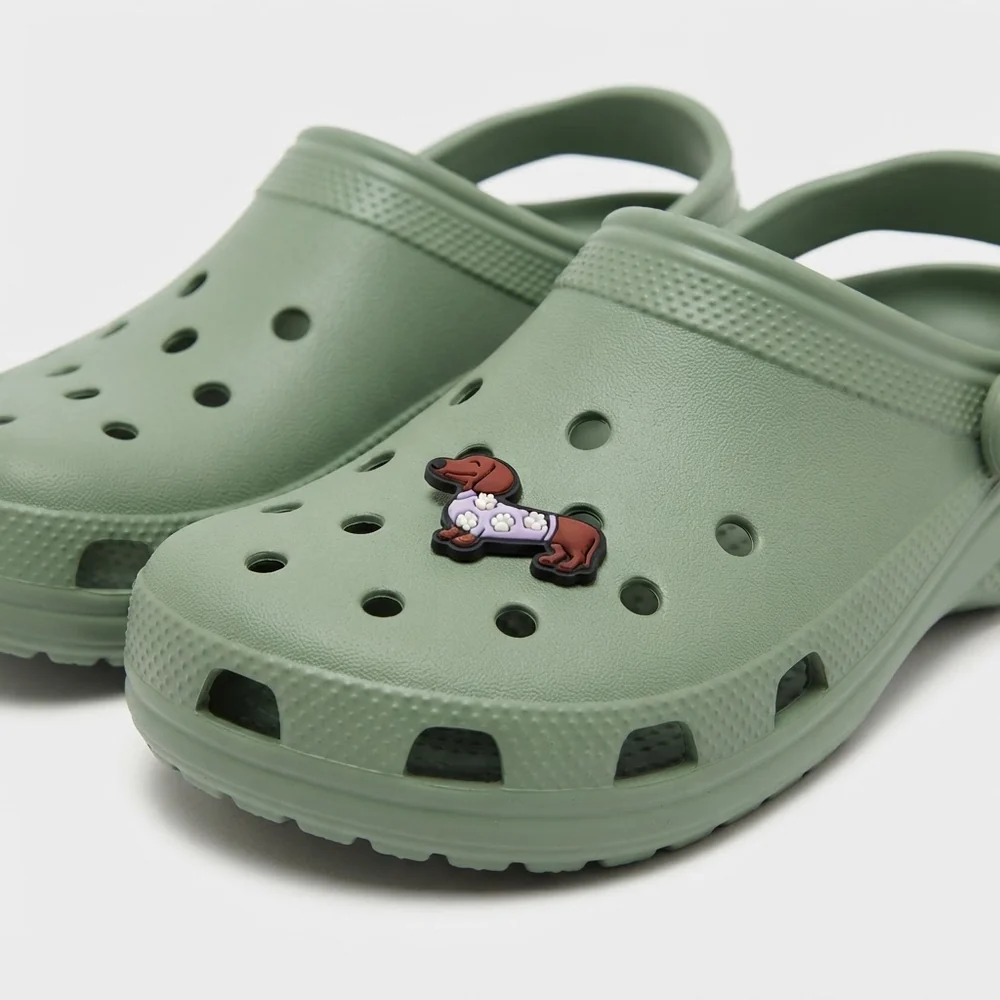 Charm teckel en pull violet à pattes porté sur une Crocs