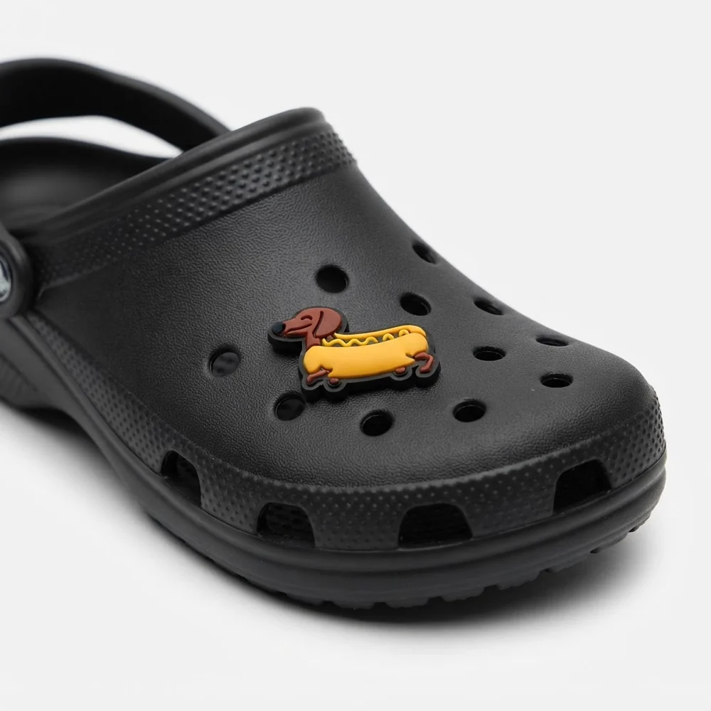 Jibbitz teckel hot-dog clipsé sur une Crocs