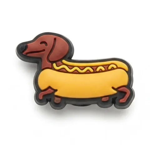 Jibbitz teckel déguisé en hot-dog, glissé dans un pain avec un filet de sauce
