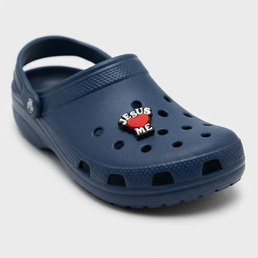 Jibbitz JESUS ♥ ME clipsé sur une Crocs