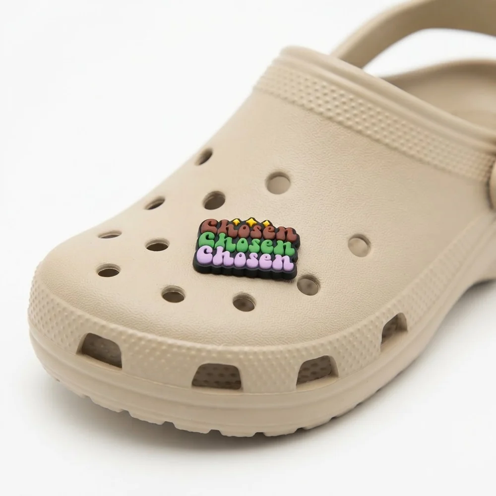 Charm texte Chosen porté sur une Crocs