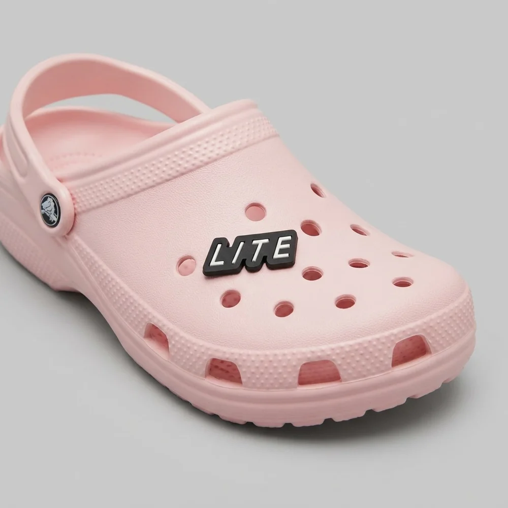 Jibbitz LITE noir et blanc clipsé sur une Crocs